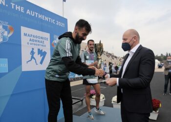 Ο πρώτος Έλληνας αθλητής που τερμάτισε το 2021στο Καλλιμάρμαρο τρέχοντας στον αυθεντικό μαραθώνιο της Αθήνας, Κώστας Γκελαούζος