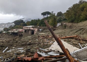 Κατολισθήσεις στο νησί Ίσκια λόγω της ασταμάτητης βροχής (Φωτ.: EPA/Ansa Italy Out)
