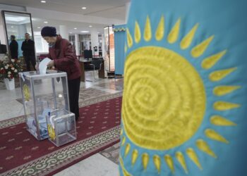 Γυναίκα ψηφίζει στην πόλη Αλμάτι του Καζακστάν για τις προεδρικές εκλογές (Φωτ.: EPA/Timur Batyrshin)