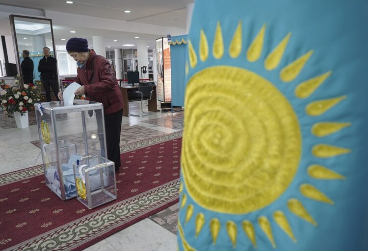Γυναίκα ψηφίζει στην πόλη Αλμάτι του Καζακστάν για τις προεδρικές εκλογές (Φωτ.: EPA/Timur Batyrshin)