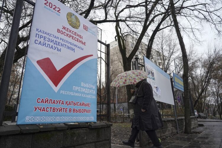 Μπάνερ για τις προεδρικές εκλογές έξω από εκλογικό κέντρο στην πόλη Αλμάτι του Καζακστάν (Φωτ.: EPA/Timur Batyrshin)
