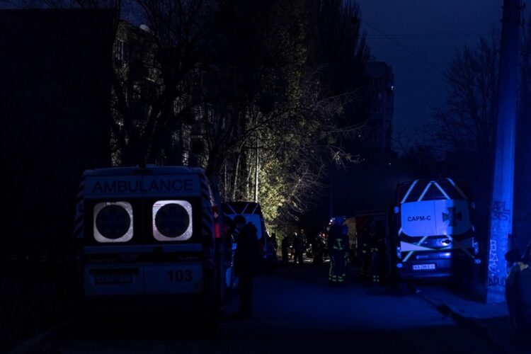 Ασθενοφόρο έξω από κτίριο στο Κίεβο που χτυπήθηκε από ρωσικό πύραυλο (Φωτ.: EPA/Roman Pilipey)