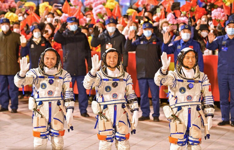 Οι τρεις Κινέζοι αστροναύτες της αποστολής Shenzhou-15 (φωτ.: EPA / XINHUA / Liu Lei CHINA OUT)