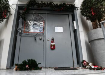 Η είσοδος του κτηρίου της "Κιβωτού του Κόσμου" στον Κολωνό, μετά την ένταση που δημιουργήθηκε με γονείς που ζητούσαν να πάρουν τα παιδιά τους. Δευτέρα 21 Νοεμβρίου 2022.(Φωτ.: Eurokinissi/Τατιάνα Μπόλαρη)