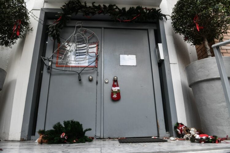 Η είσοδος του κτηρίου της "Κιβωτού του Κόσμου" στον Κολωνό, μετά την ένταση που δημιουργήθηκε με γονείς που ζητούσαν να πάρουν τα παιδιά τους. Δευτέρα 21 Νοεμβρίου 2022.(Φωτ.: Eurokinissi/Τατιάνα Μπόλαρη)