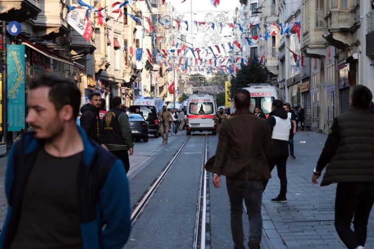 Ασθενοφόρα και αστυνομικοί στην οδό Ινστικλάλ της Κωνσταντινούπολης όπου σημειώθηκε η βομβιστική επίθεση (Φωτ.: EPA/STR)