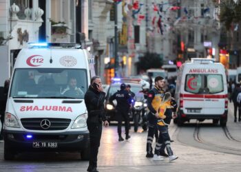 Ασθενοφόρα στην περιοχή όπου σημειώθηκε βομβιστική επίθεση. Κωνσταντινούπολη, Κυριακή 13 Νοεμβρίου 2022 (Φωτ. : EPA/Erdem Sahin)
