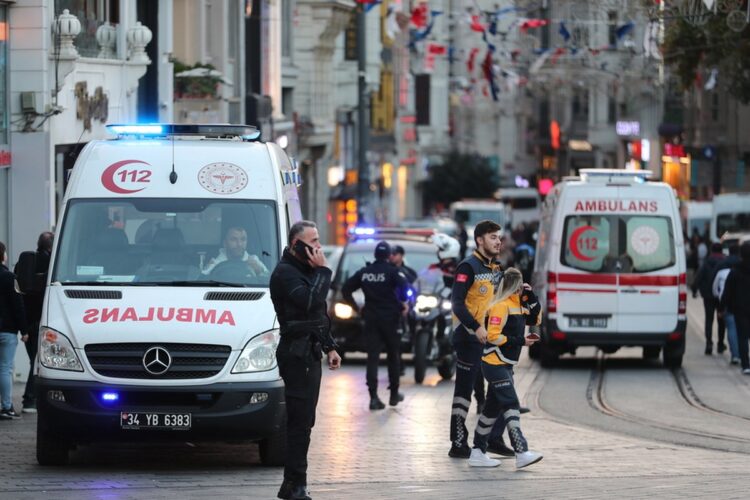 Ασθενοφόρα στην περιοχή όπου σημειώθηκε βομβιστική επίθεση. Κωνσταντινούπολη, Κυριακή 13 Νοεμβρίου 2022 (Φωτ. : EPA/Erdem Sahin)