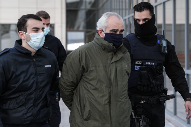 Ο Νικόλαος Κοντοστάθης, ή αλλιώς «Dr Kontos» στα δικαστήρια συνοδεία αστυνομικών (φωτ.: EUROKINISSI / Βασίλης Ρεμπάπης)