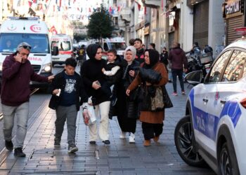Πολίτες μεταξύ των οποίων και μικρά παιδιά απομακρύνονται  από το σημείο της έκρηξης στην οδό Ινστικλάλ στην Κωνσταντινούπολη (Φωτ.: EPA/STR)