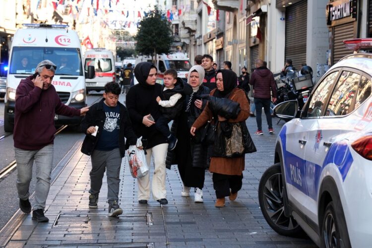 Πολίτες μεταξύ των οποίων και μικρά παιδιά απομακρύνονται  από το σημείο της έκρηξης στην οδό Ινστικλάλ στην Κωνσταντινούπολη (Φωτ.: EPA/STR)