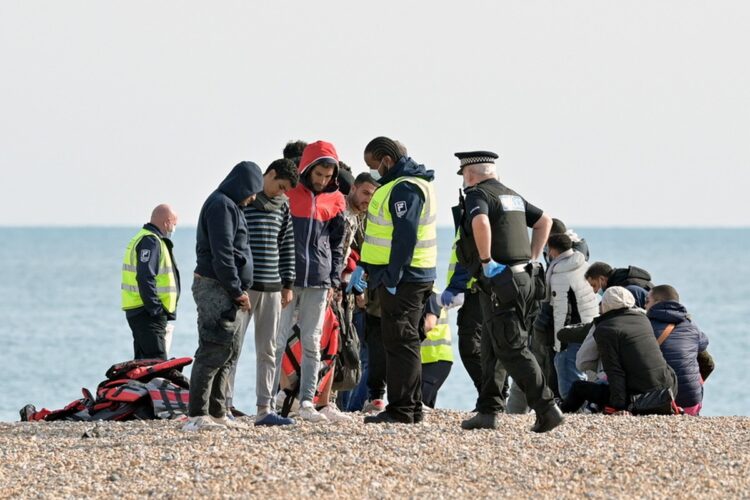 Μετανάστες που πέρασαν τη Μάγχη φτάνουν σε βρετανική ακτή (Φωτ.: EPA/Stuart Brock)