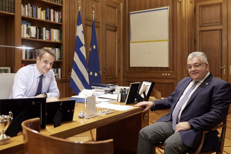 Ο πρωθυπουργός Κυριάκος Μητσοτάκης συναντάται με τον πρύτανη του Αριστοτελείου Πανεπιστημίου Θεσσαλονίκης Νίκο Παπαϊωάννου, στο Μέγαρο Μαξίμου, Τρίτη 15 Νοεμβρίου 2022. (Φωτ.: Γραφείο Τύπου πρωθυπουργού/Δημήτρης Παπαμήτσος/ΑΠΕ-ΜΠΕ)
