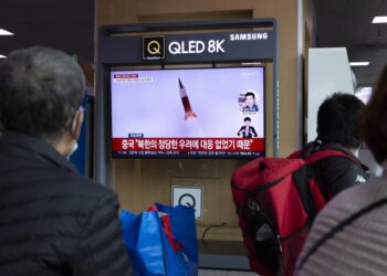 Πολίτες στη Σεούλ παρακολουθούν στην τηλεόραση δελτίο ειδήσεων για την εκτόξευση πυραύλων από τη Βόρεια Κορέα (Φωτ.: EPA/Jeon Heon-Kyun)