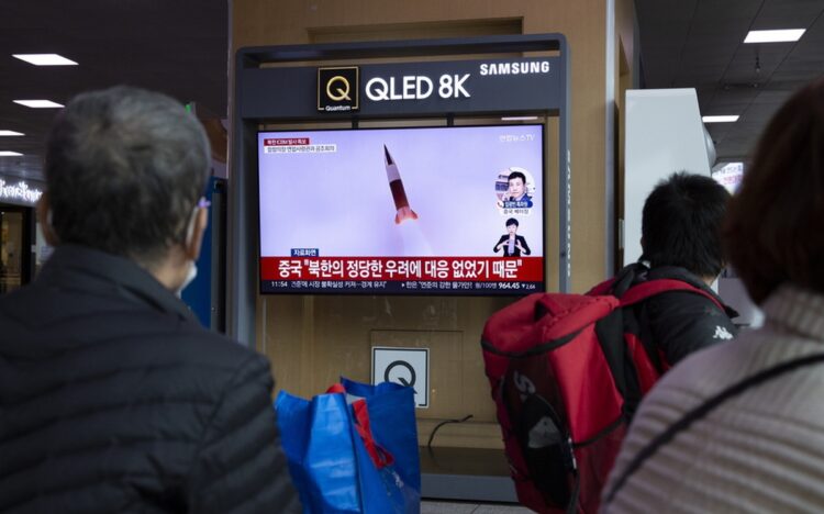 Πολίτες στη Σεούλ παρακολουθούν στην τηλεόραση δελτίο ειδήσεων για την εκτόξευση πυραύλων από τη Βόρεια Κορέα (Φωτ.: EPA/Jeon Heon-Kyun)