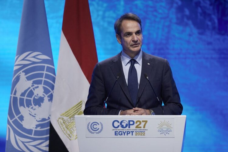 Ο πρωθυπουργός Κυριάκος Μητσοτάκης στο βήμα της Διεθνούς Διάσκεψης για το κλίμα COP27 στο Σαρμ Ελ Σέιχ της Αιγύπτου, Τρίτη 8 Νοεμβρίου 2022 (Φωτ.: Γραφείο Τύπου πρωθυπουργού/Δημήτρης Παπαμήτσος)