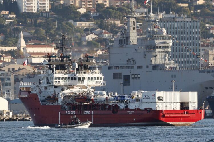 Το σκάφος Ocean Viking της γαλλικής οργάνωσης SOS Mediterranée εισέρχεται στο λιμάνι της Τουλόν (Φωτ.: EPA / Guillaume Horcajuelo)