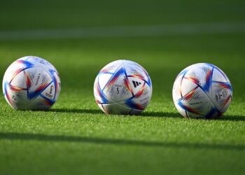Η επίσημη μπάλα του Παγκοσμίου Κυπέλλου ( Φωτ.: EPA/ Neil Hall)