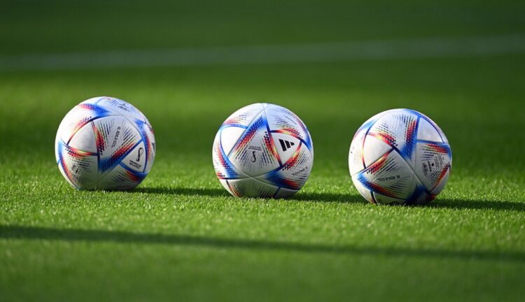 Η επίσημη μπάλα του Παγκοσμίου Κυπέλλου ( Φωτ.: EPA/ Neil Hall)