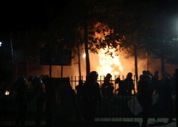 Διαδηλωτές πετούν βόμβες μολότοφ προς αστυνομικές δυνάμεις κατά τη διάρκεια επεισοδίων, μετά το τέλος της πορείας μνήμης για την επέτειο της εξέγερσης των φοιτητών του Πολυτεχνείου, στη Θεσσαλονίκη (φωτ.: ΑΠΕ-ΜΠΕ/ΑΧΙΛΛΕΑΣ ΧΗΡΑΣ)