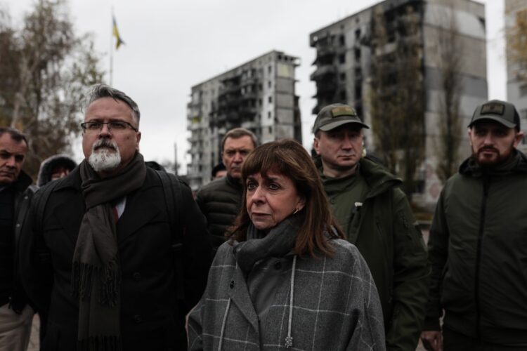 Η πρόεδρος της Δημοκρατίας Κατερίνα Σακελλαροπούλου στην Ουκρανία. Επισκέφθηκε συνοδευόμενη από τον υπουργό Εθνικής Άμυνας Νίκο Παναγιωτόπουλο τις πληγείσες από τους ρωσικούς βομβαρδισμούς πόλεις Μποροντιάνκα, Μπούτσα και Ιρπίν Πέμπτη 3 Νοεμβρίου 2022.(Φωτ.: Γραφείο Τύπου προεδρίας της Δημοκρατίας/ Θοδωρής Μανωλόπουλος)