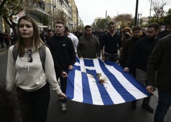 Φοιτητές κρατούν τη σημαία του Πολυτεχνείου (Φωτ.: Eurokinissi/Μιχάλης Καραγιάννης)