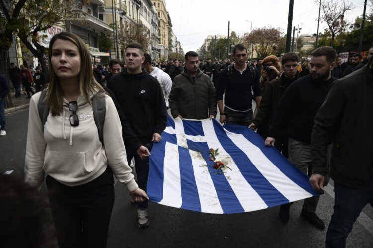 Φοιτητές κρατούν τη σημαία του Πολυτεχνείου (Φωτ.: Eurokinissi/Μιχάλης Καραγιάννης)