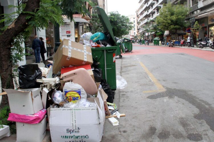 Σκουπίδια στους δρόμους της Θεσσαλονίκης λόγω της απεργίας των εργαζομένων (Φωτ. αρχείου: MotionTeam/Κώστας Παπαδόπουλος)