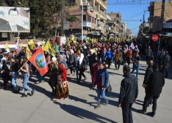 Διαμαρτυρία στην πόλη Qamishli της Συρίας ενάντια στις τουρκικές αεροπορικές επιδρομές (Φωτ.: EPA/Ahmed Mardnli)