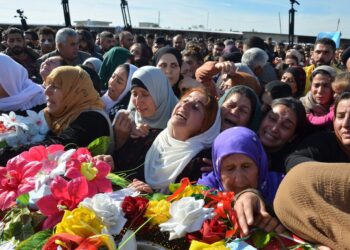 Θρήνος στις κηδείες των θυμάτων των τουρκικών βομβαρδισμών στη Συρία (Φωτ.: EPA/Ahmed Mardnli)