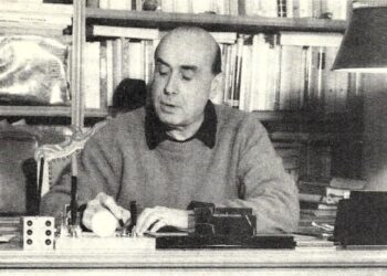 Ο συγγραφέας και ακαδημαϊκός Τάσος Αθανασιάδης κατά τη διάρκεια συνέντευξης με τη δημοσιογράφο-λογοτέχνη Έλλη Παππά για το Περιοδικό «Γυναίκα (τχ 667, 6.8.1975), με αφορμή την έκδοση του δίτομου έργου του «Οι φρουροί της Αχαΐας»