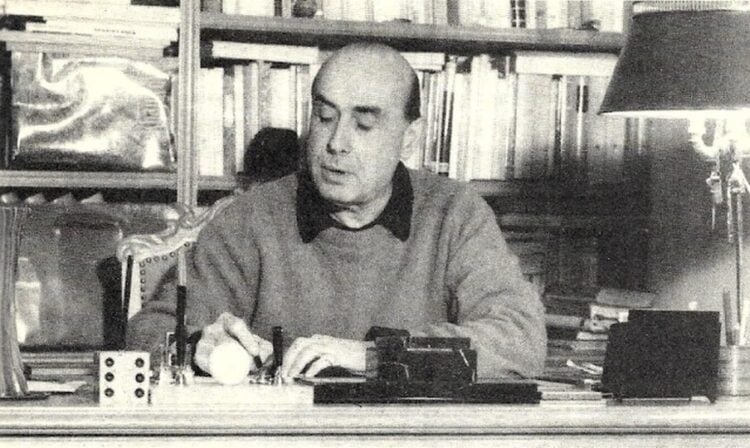 Ο συγγραφέας και ακαδημαϊκός Τάσος Αθανασιάδης κατά τη διάρκεια συνέντευξης με τη δημοσιογράφο-λογοτέχνη Έλλη Παππά για το Περιοδικό «Γυναίκα (τχ 667, 6.8.1975), με αφορμή την έκδοση του δίτομου έργου του «Οι φρουροί της Αχαΐας»