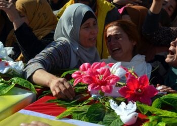 Θρήνος στις κηδείες Κούρδων μαχητών που έχασαν τη ζωή τους κατά τη διάρκεια τουρκικών αεροπορικών επιδρομών στην πόλη Dayrik της Συρίας (φωτ.: EPA/Ahmed Mardnli)