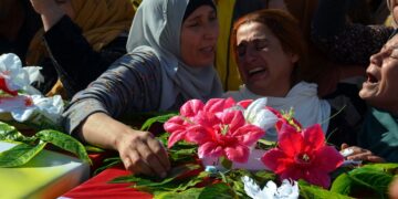 Θρήνος στις κηδείες Κούρδων μαχητών που έχασαν τη ζωή τους κατά τη διάρκεια τουρκικών αεροπορικών επιδρομών στην πόλη Dayrik της Συρίας (φωτ.: EPA/Ahmed Mardnli)