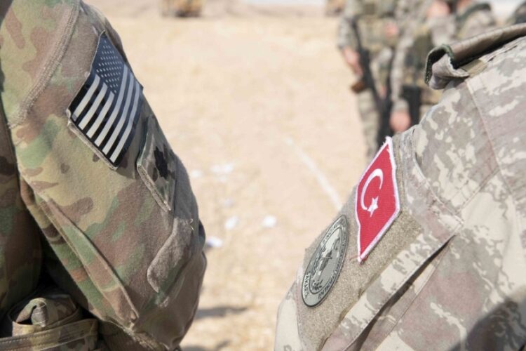 Εικόνα από την εποχή που Τουρκία και ΗΠΑ συνεργάζονταν στη βορειοανατολική Συρία (φωτ.: EPA/US ARMY/STAFF SGT. ANDREW GOEDL HANDOUT)