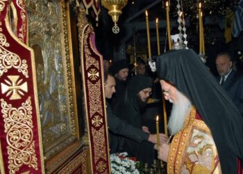 Ο Οικουμενικός Πατριάρχης Βαρθολομαίος προσκυνάει την εικόνα του Άξιον Εστί στο Πρωτάτο του Αγίου Όρους (φωτ.: ΑΠΕ/Νικήτας Κώτσιαρης)