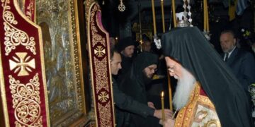 Ο Οικουμενικός Πατριάρχης Βαρθολομαίος προσκυνάει την εικόνα του Άξιον Εστί στο Πρωτάτο του Αγίου Όρους (φωτ.: ΑΠΕ/Νικήτας Κώτσιαρης)