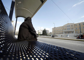 Γυναίκα περιμένει το λεωφορείο σε στάση στην πλατεία Συντάγματος  (φωτ.: EUROKINISSI / Γιώργος Κονταρίνης)
