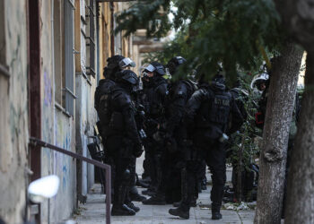 Αστυνομικοί που συμμετείχαν στη μεγάλη επιχείρηση στα Προσφυγικά της Λεωφόρου Αλεξάνδρας (φωτ.: EUROKINISSI / Βασίλης Ρεμπάπης)
