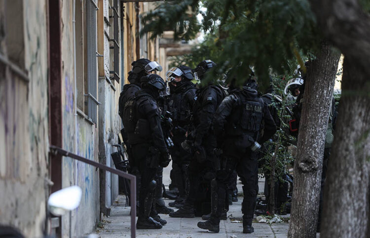 Αστυνομικοί που συμμετείχαν στη μεγάλη επιχείρηση στα Προσφυγικά της Λεωφόρου Αλεξάνδρας (φωτ.: EUROKINISSI / Βασίλης Ρεμπάπης)