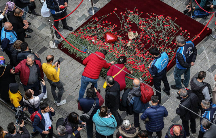 Κόσμος αφήνει λουλούδια στο σημείο όπου έγινε η φονική έκρηξη, σε έναν από τους πιο κεντρικούς δρόμους της Κωνσταντινούπολης (φωτ.: EPA / Erdem Sahin)