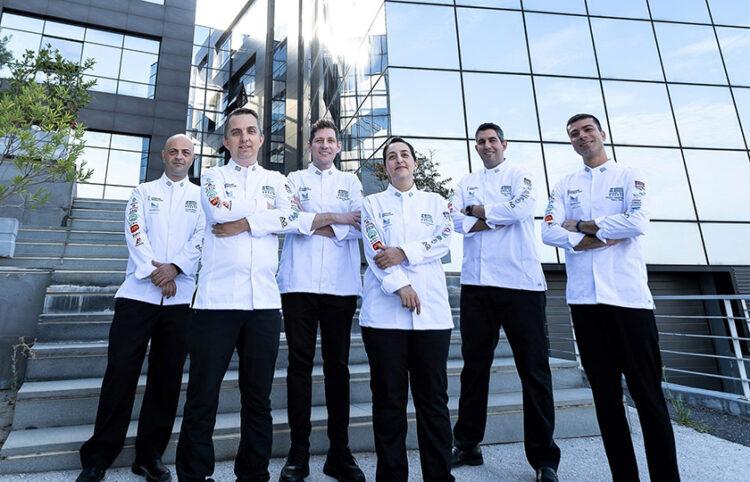 Η ομάδα της Ένωσης Επαγγελματιών Μαγειρικής Ελλάδας που θα λάβει μέρος στο Παγκόσμιο Κύπελλο Μαγειρικής Villeroy et Boch (φωτ.: Facebook / Culinary Professionals Greece - Ένωση Επαγγελματιών Μαγειρικής Ελλάδας)