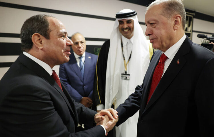 Αμπντέλ Φατάχ αλ Σίσι και Ρετζέπ Ταγίπ Ερντογάν στην Ντόχα, για την έναρξη του Μουντιάλ (φωτ.: Προεδρία της Δημοκρατίας της Τουρκίας)