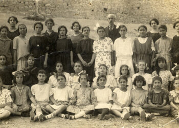 Μαθήτριες στην Κίο της Μικράς Ασίας, στην τελευταία αναμνηστική φωτογραφία τους στη γενέτειρα. Στο versus της φωτογραφίας υπάρχει σημείωση: «Ενθύμιον του σχολικού μας βίου, 1922» (πηγή: Συλλογή Τηλέμαχου Απλάκη, Καβάλα)