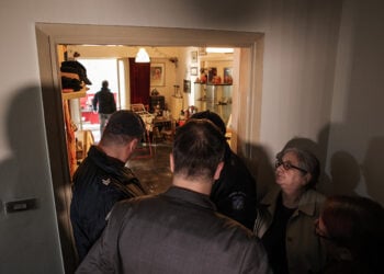 Ένταση στο σπίτι της χαμηλοσυνταξιούχου δημοσιογράφου Ιωάννας Κολοβού (φωτ.: EUROKINISSI / Βασίλης Ρεμπάπης)