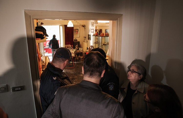 Ένταση στο σπίτι της χαμηλοσυνταξιούχου δημοσιογράφου Ιωάννας Κολοβού (φωτ.: EUROKINISSI / Βασίλης Ρεμπάπης)