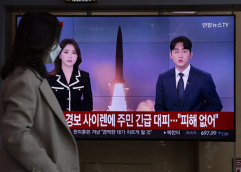 Γυναίκα στη Σεούλ παρακολουθεί τηλεοπτικό ρεπορτάζ για την εκτόξευση πυραύλων από τη Βόρεια Κορέα (φωτ.: αρχείο EPA / Jeon Heon-Kyun)