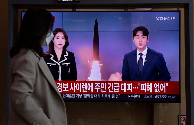 Γυναίκα στη Σεούλ παρακολουθεί τηλεοπτικό ρεπορτάζ για την εκτόξευση πυραύλων από τη Βόρεια Κορέα (φωτ.: αρχείο EPA / Jeon Heon-Kyun)