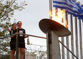 Στην αφή της φλόγας οι πρωταθλήτριες Ευρώπης Αντιγόνη Ντρισμπιώτη και Ελίνα Τζένγκο (φωτ.: ΑΠΕ-ΜΠΕ / ΠΕΡΙΦΕΡΕΙΑ ΑΤΤΙΚΗΣ)