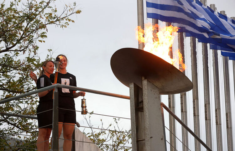 Στην αφή της φλόγας οι πρωταθλήτριες Ευρώπης Αντιγόνη Ντρισμπιώτη και Ελίνα Τζένγκο (φωτ.: ΑΠΕ-ΜΠΕ / ΠΕΡΙΦΕΡΕΙΑ ΑΤΤΙΚΗΣ)